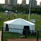 Fuori di multi tenda parteggiata/in pieno parteggia la tenda foranea esagonale per il festival musicale